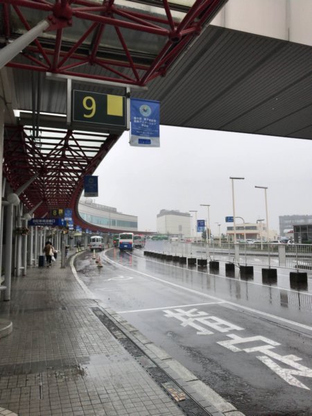 北海道新千歳空港に到着。初日はあいにくの雨…